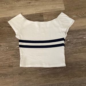 white cropped baby T🖤🤍